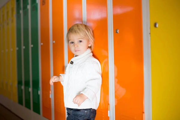 Милый Блондинка Мальчик Стоящий Перед Шкафчиками Детском Саду Школьном Коридоре — стоковое фото