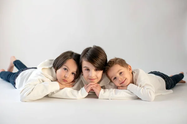 Şirin Yeni Yürümeye Başlayan Çocuk Abiler Beyaz Gömlekli Çocuklar Beyaz — Stok fotoğraf