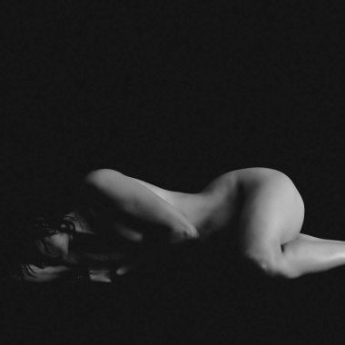 Siyah arka planda çıplak kadın, oyunculuk fotoğrafı.