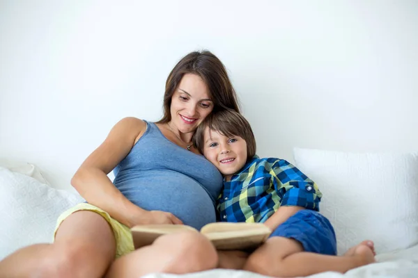 Unga Gravid Mor Ligger Sängen Läsa Bok Till Hennes Äldre — Stockfoto