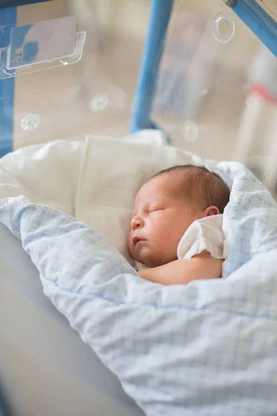Hermoso Bebé Recién Nacido Tendido Cuna Hospital Prenatal — Foto de Stock