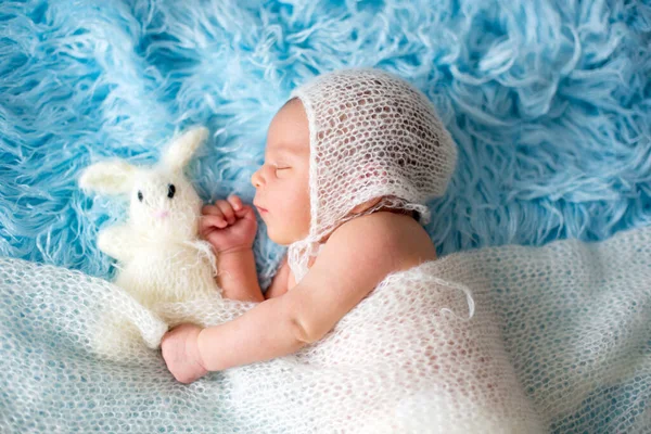 Küçük Tatlı Yeni Doğmuş Bebek Beyaz Naylona Sarılı Uyuyor Küçük — Stok fotoğraf