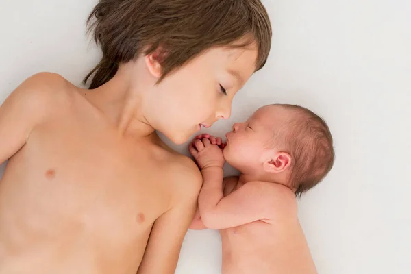 Krásný Chlapec Objímající Něhou Starat Svého Novorozeného Bratříčka Doma Koncept — Stock fotografie