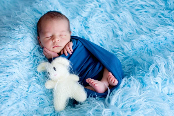 Lindo Bebé Durmiendo Pacíficamente Envuelto Una Envoltura Azul Sobre Una — Foto de Stock