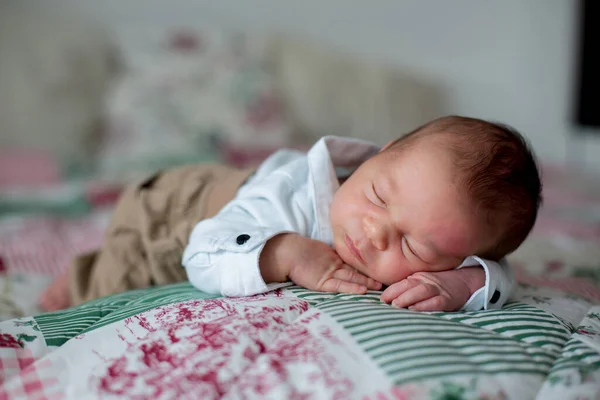 Vacker Liten Nyfödd Pojke Klädd Som Lilla Herrar Sover Sängen — Stockfoto