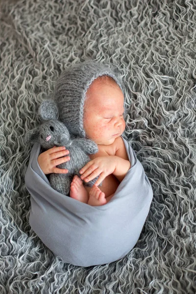 Sovande Nyfött Barn Pojke Med Svåra Hudutslag Sängen Kramande Liten — Stockfoto