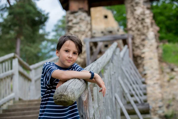 Vackra Preteen Barn Tittar Kameran Står Framför Ruinerna Ett Slott — Stockfoto