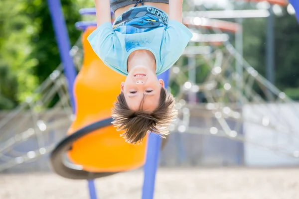 Los Niños Jugando Parque Infantil Colgando Grandes Círculos Una Estructura —  Fotos de Stock