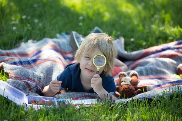 Niedliches Kleinkind Blonder Junge Spielt Mit Der Lupe Und Zeichnet — Stockfoto