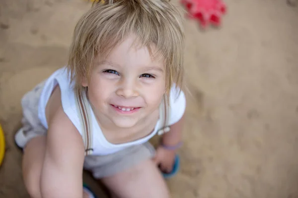 Schattig Peuter Kind Blonde Jongen Spelen Zandbak Het Park Zomertijd — Stockfoto