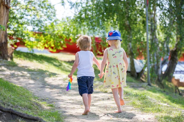 Γλυκά Παιδάκια Περπατώντας Μαζί Χέρι Χέρι Ένα Μικρό Μονοπάτι Δίπλα — Φωτογραφία Αρχείου