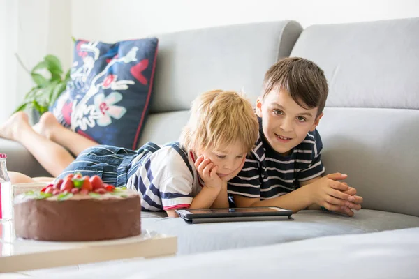 Mały Chłopiec Starszy Brat Oglądają Film Tablecie Domu Leżą Kanapie — Zdjęcie stockowe