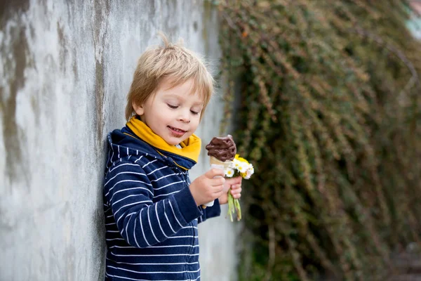 Aranyos Szőke Gyerek Fiú Jégkrémet Eszik Parkban Kezében Kis Csokor — Stock Fotó