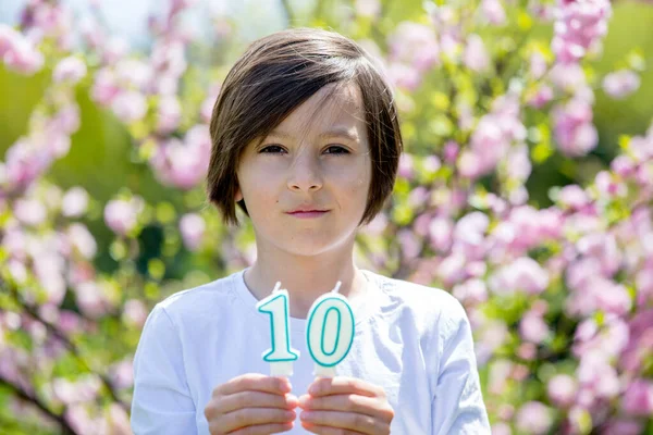 Kind Met Nummer Kaarsen Voor Zijn Verjaardag — Stockfoto