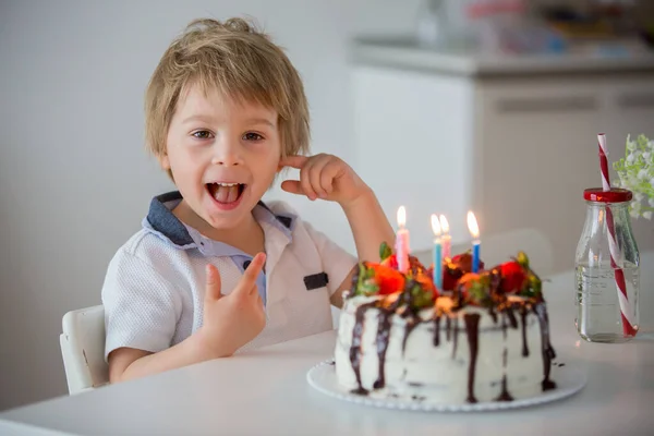 Czteroletnie Blond Dziecko Przedszkolak Świętowanie Urodzin Domu Domowym Tortem Truskawkami — Zdjęcie stockowe
