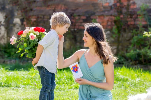 Beau Gosse Maman Dans Parc Printemps Fleur Cadeau Mère Recevant — Photo