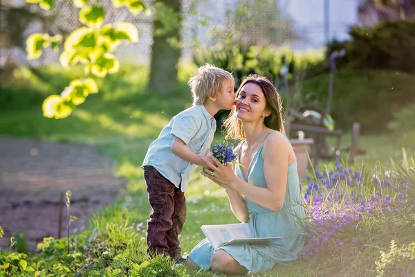 Piękne Dziecko Mama Wiosennym Parku Kwiat Prezent Mama Dostaje Prezent — Zdjęcie stockowe