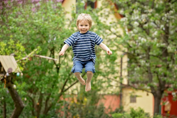 Bambino Saltando Alto Trampolino Cortile — Foto Stock