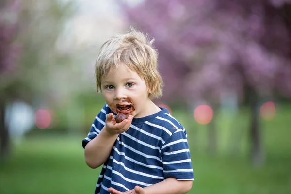 Gyerek Kisgyerek Csoki Bonbont Eszik Parkban — Stock Fotó