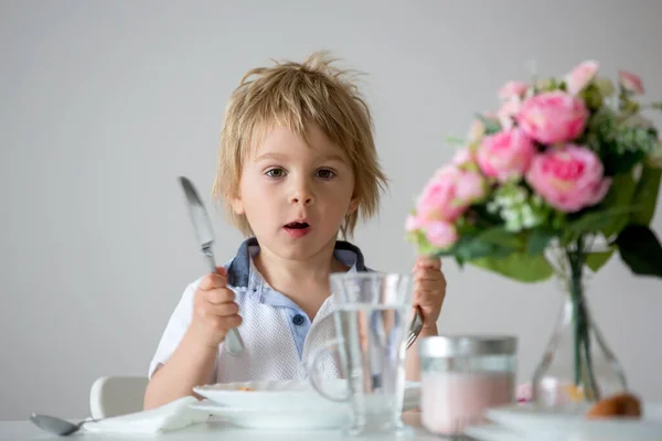 Söta Småbarn Pojke Dricka Vatten Hemma Njuta Hälsosam Dryck — Stockfoto