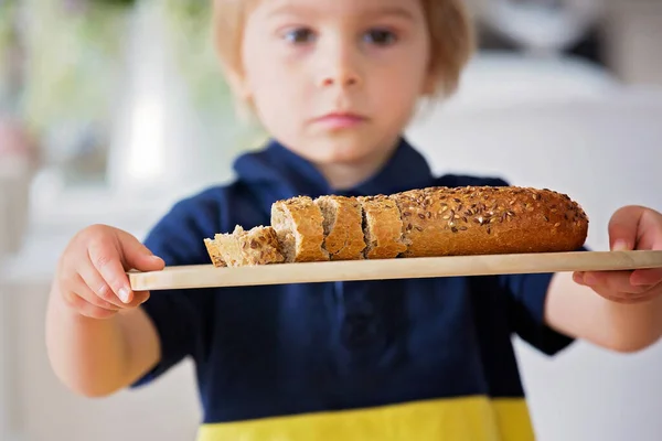 Kind Blond Peuter Jongen Met Houten Snijplank Met Zelfgebakken Maïsbrood — Stockfoto