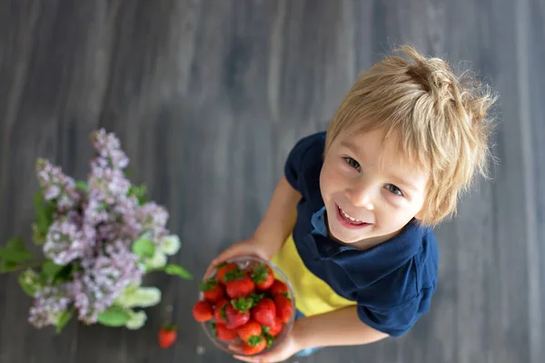 Blondes Kleinkind Das Eine Schale Mit Erdbeeren Der Hand Hält — Stockfoto