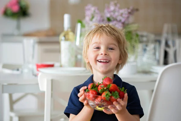Blond Toddler Child Holding Bowl Strawberries Looking Camera Serving Them — Stock Photo, Image