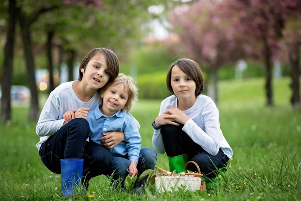 Glückliche Kinder Verschiedener Altersgruppen Gemeinsam Park Laufen Frühling Spaß Haben — Stockfoto