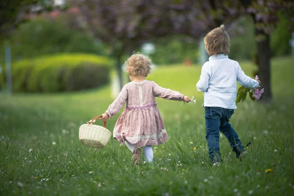 Belas Crianças Menino Menina Brincando Juntos Jardim Flor Cerejeira Correndo — Fotografia de Stock