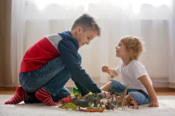 Criança Loira Menino Criança Brincando Com Brinquedos Plástico Animal Casa — Fotografia de Stock