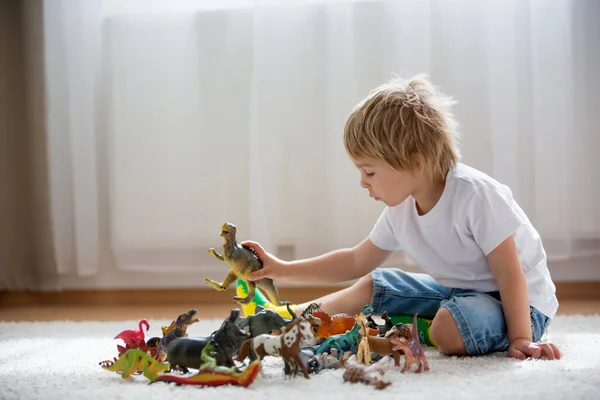 Szőke Gyerek Kisgyerek Otthon Műanyag Játékokkal Játszik Puha Hátsó Lámpa — Stock Fotó