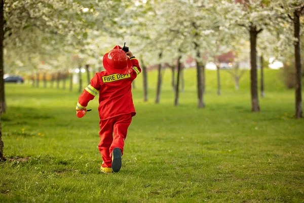 Parkta Itfaiyeci Kostümü Giymiş Gerçek Itfaiyeci Gibi Davranan Gün Batımında — Stok fotoğraf