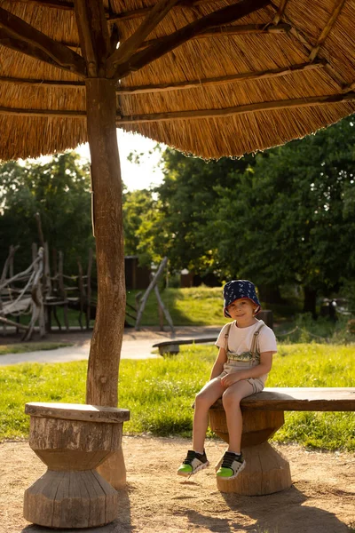 Söta Lilla Barn Blond Pojke Promenader Solnedgången Vacker Park Trädgård — Stockfoto