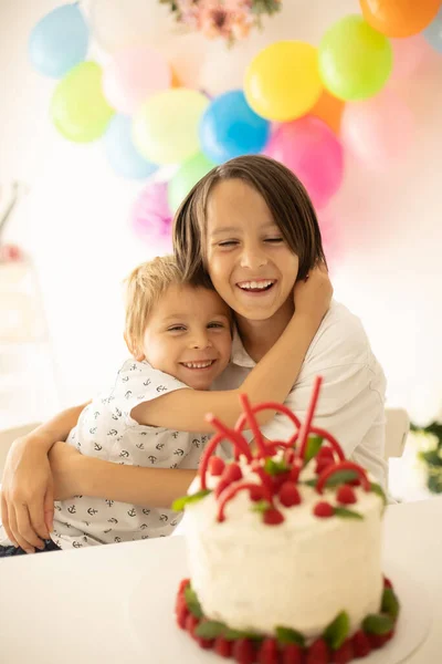 可爱的孩子 学龄前的男孩 在家里用自制的蛋糕庆祝生日 蛋糕里有覆盆子 薄荷和糖果 气球和房间里的装饰 — 图库照片
