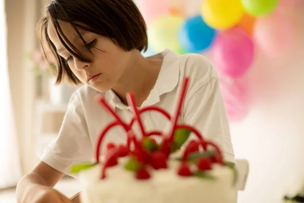 Aranyos Gyermek Óvodás Fiú Ünnepli Születésnapját Otthon Házi Torta Málna — Stock Fotó