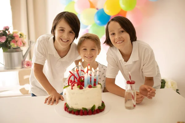 Słodkie Dziecko Chłopiec Przedszkolu Świętowanie Urodzin Domu Domowej Roboty Ciasto — Zdjęcie stockowe