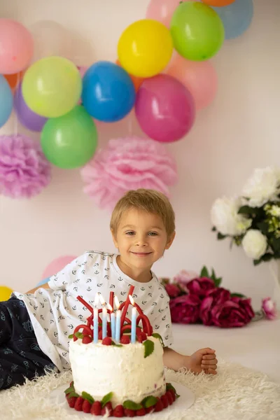 Lindo Niño Niño Preescolar Celebrando Cumpleaños Casa Con Pastel Casero —  Fotos de Stock