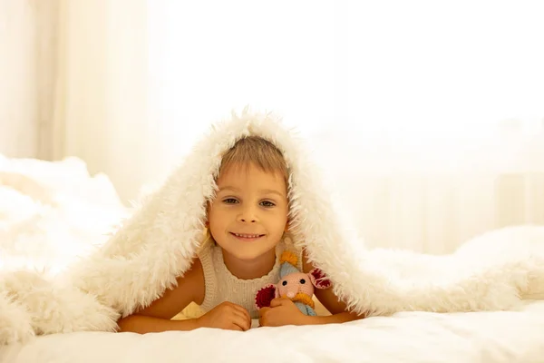 Pequeño Niño Pequeño Lindo Niño Con Juguete Punto Pequeño Lindo —  Fotos de Stock