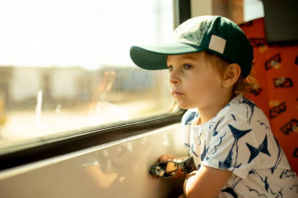 かわいい子供 男の子 電車で旅行 — ストック写真