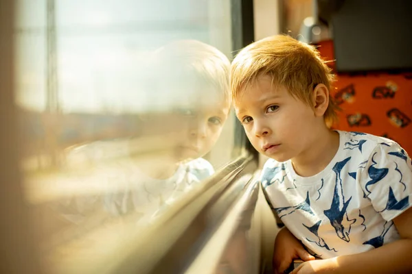 Aranyos Kisgyerek Fiú Vonaton Utazik Nyáron — Stock Fotó