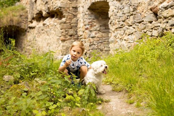 Kind Besuch Der Ruinen Divci Kamen Jungsteinburg Der Tschechischen Republik — Stockfoto