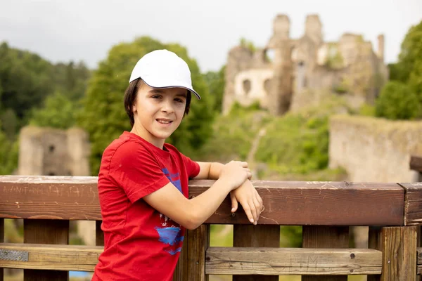 Bambino Visita Rovine Divci Kamen Maiden Stone Castle Repubblica Ceca — Foto Stock