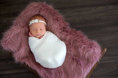 Küçük yeni doğmuş bebek, gülümseyen, bebek stüdyosu fotoğrafı