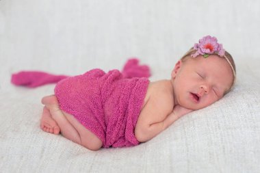 Küçük yeni doğmuş bebek, gülümseyen, bebek stüdyosu fotoğrafı