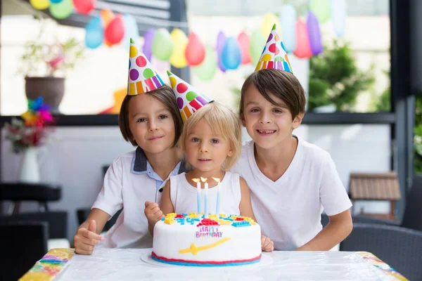 可爱的快乐的孩子 小男孩 带着气球 兄弟姐妹和彩色自制蛋糕 在家里庆祝他的生日 — 图库照片