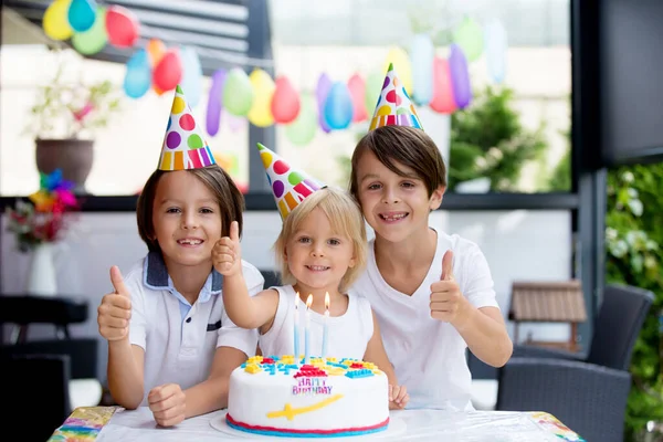 Adorable Niño Feliz Niño Pequeño Celebrando Cumpleaños Casa Con Globos —  Fotos de Stock