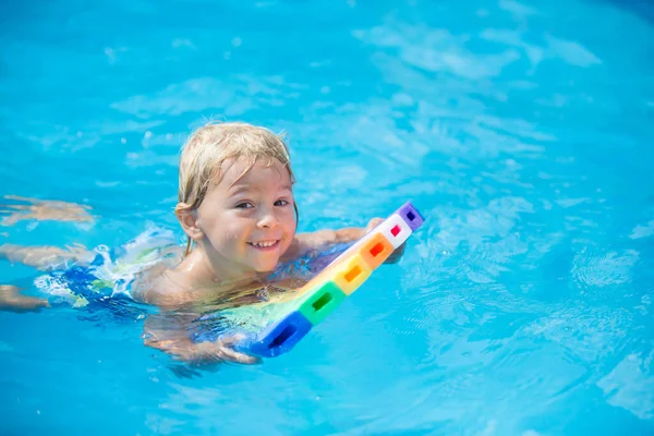 Söta Småbarn Pojke Simning Pool Med Bräda Och Uppblåsbar Ring — Stockfoto