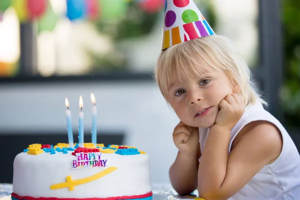 Criança Feliz Adorável Menino Pequeno Comemorando Seu Aniversário Casa Com — Fotografia de Stock