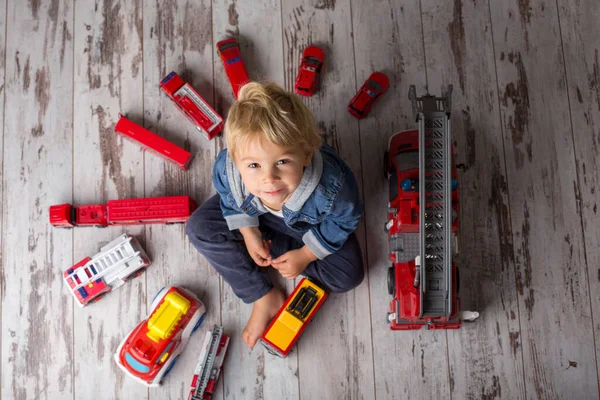 Enfant Tout Petit Garçon Blond Jouer Avec Les Camions Pompiers — Photo
