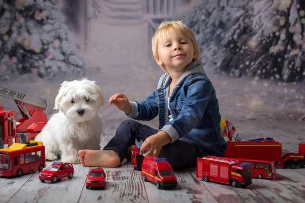 Criança Menino Loiro Criança Brincando Com Caminhões Bombeiros Chão Casa — Fotografia de Stock